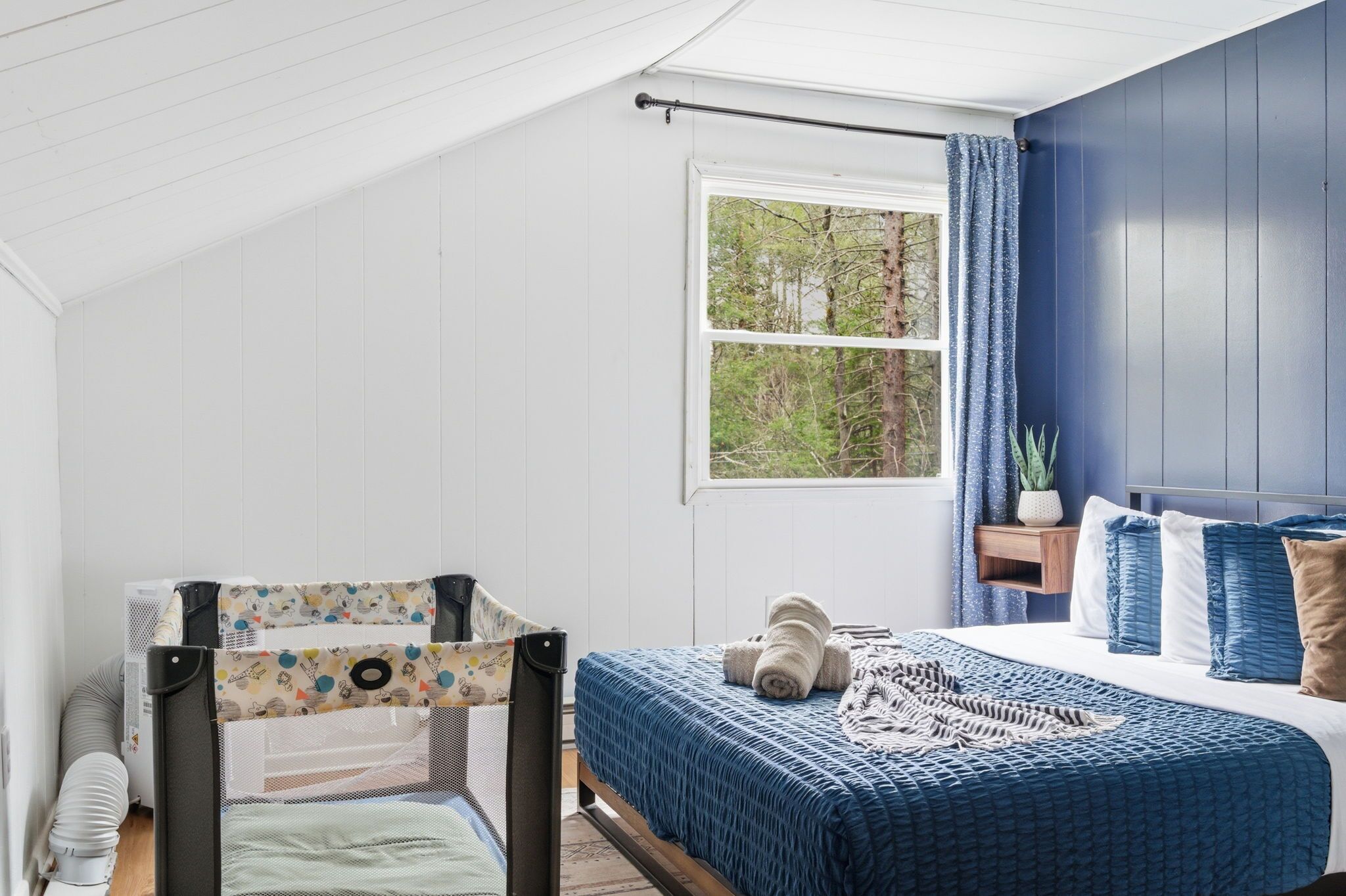 7 Schlafzimmer, Schreibtisch, Bügeleisen/Bügelbrett, Reisekinderbett