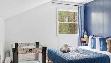 7 Schlafzimmer, Schreibtisch, Bügeleisen/Bügelbrett, Reisekinderbett