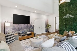 TV connectée, cheminée, jeux vidéo, table de tennis de table