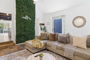 TV connectée, cheminée, jeux vidéo, table de tennis de table