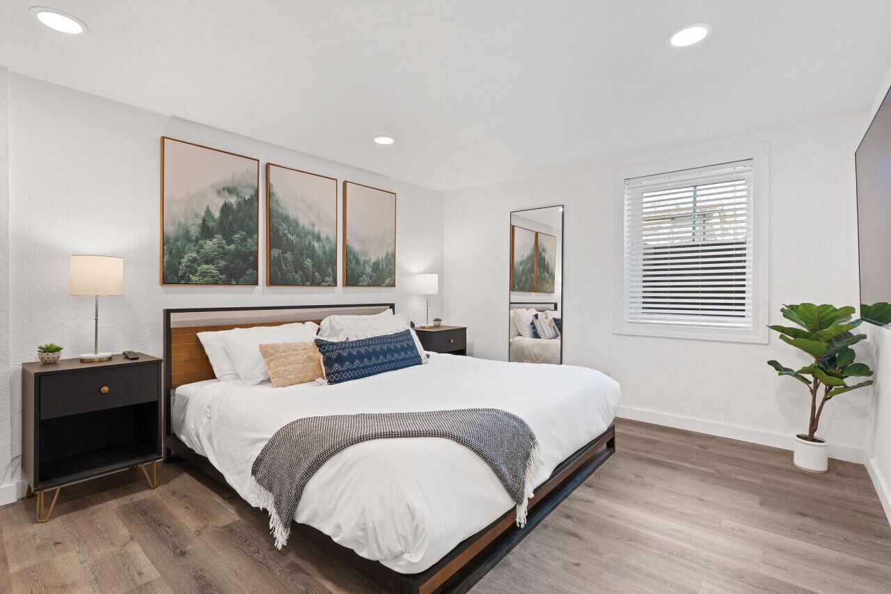 6 bedrooms, desk, iron/ironing board, travel crib