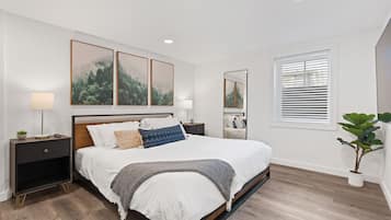 6 bedrooms, desk, iron/ironing board, travel cot