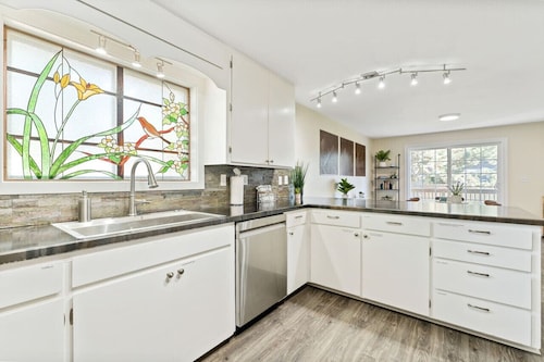 Glacier Getaway! Huge Home! Sleeps 14!