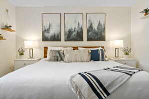 6 slaapkamers, een bureau, een strijkplank/strijkijzer, reisbedje