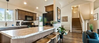 Gateway to Glacier!  Large Quiet Home! Sleeps 12!