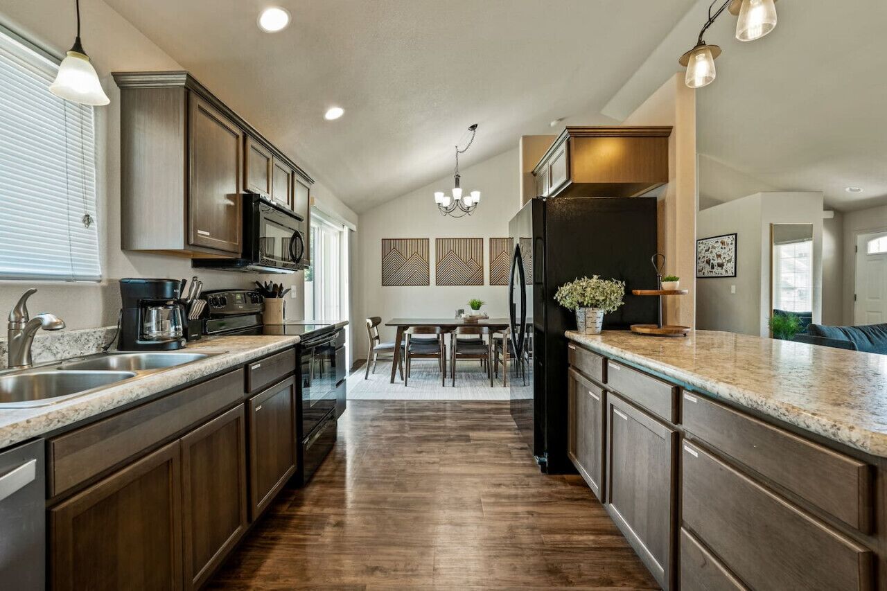 Jääkaappi, mikroaaltouuni, uuni, liesi