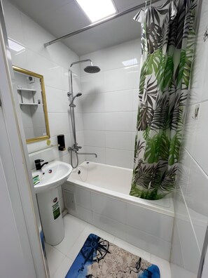 Haartrockner, Handtücher, Seife, Shampoo