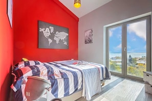 3 slaapkamers, een strijkplank/strijkijzer, reisbedje, gratis wifi