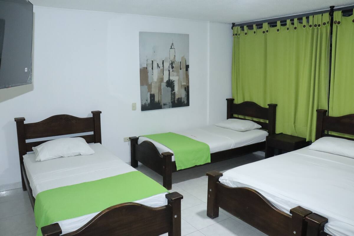 Ropa de cama de alta calidad, cubrecamas y escritorio