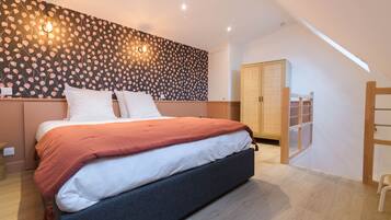 Apartamento superior | 1 quarto, cofres nos quartos, individualmente decorados