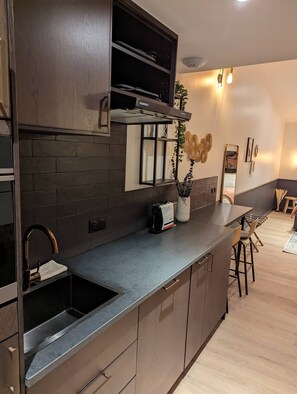 Apartamento superior | 1 quarto, cofres nos quartos, individualmente decorados