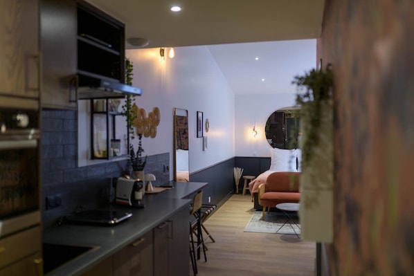 Superior-huoneisto | Yksityinen keittiö | Jääkaappi, mikroaaltouuni, liesi, astianpesukone