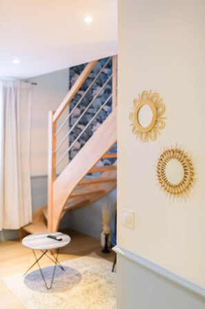 Superior-huoneisto | Oleskelualue | 42–tuumainen taulutelevisio, jossa kaapelikanavat