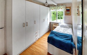 3 bedrooms, free WiFi, bed sheets - 3 bedroom awesome home in Röke (Röke)