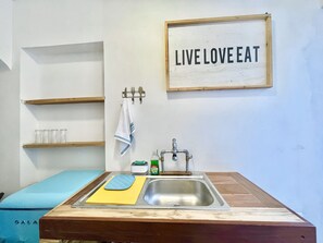 Departamento básico | Cocina privada | Microondas, cafetera y tetera y comedor 