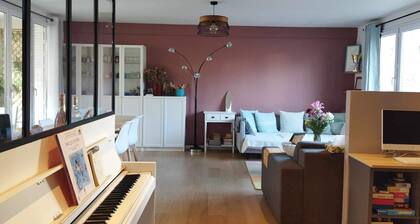 Paris, à 6mn de St Lazare, au Pied de la Gare, F3 Neuf, 7 Couchages max