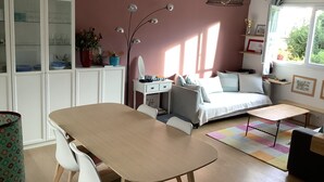 A bedroom with a bed, bedside table, and a window. - Paris, à 6mn de St Lazare, au Pied de la Gare, F3 Neuf, 7 Couchages max (Asnières sur Seine)