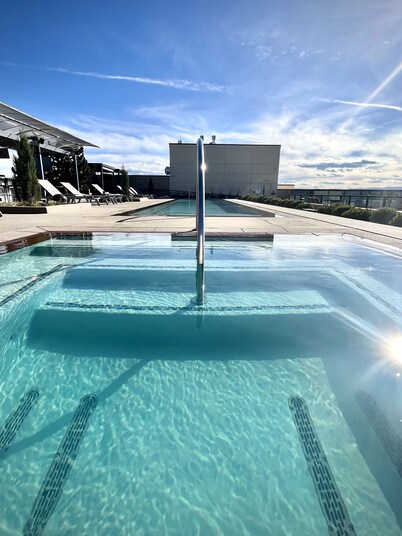 Rooftop Pool open all year round, Hot Tub and breathtaking Mountain View’s
