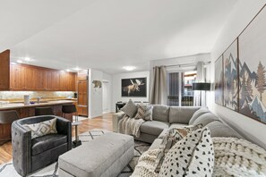 Apartment (2 Bedrooms) | Front of property - Wild Irishman #1073 (Keystone)