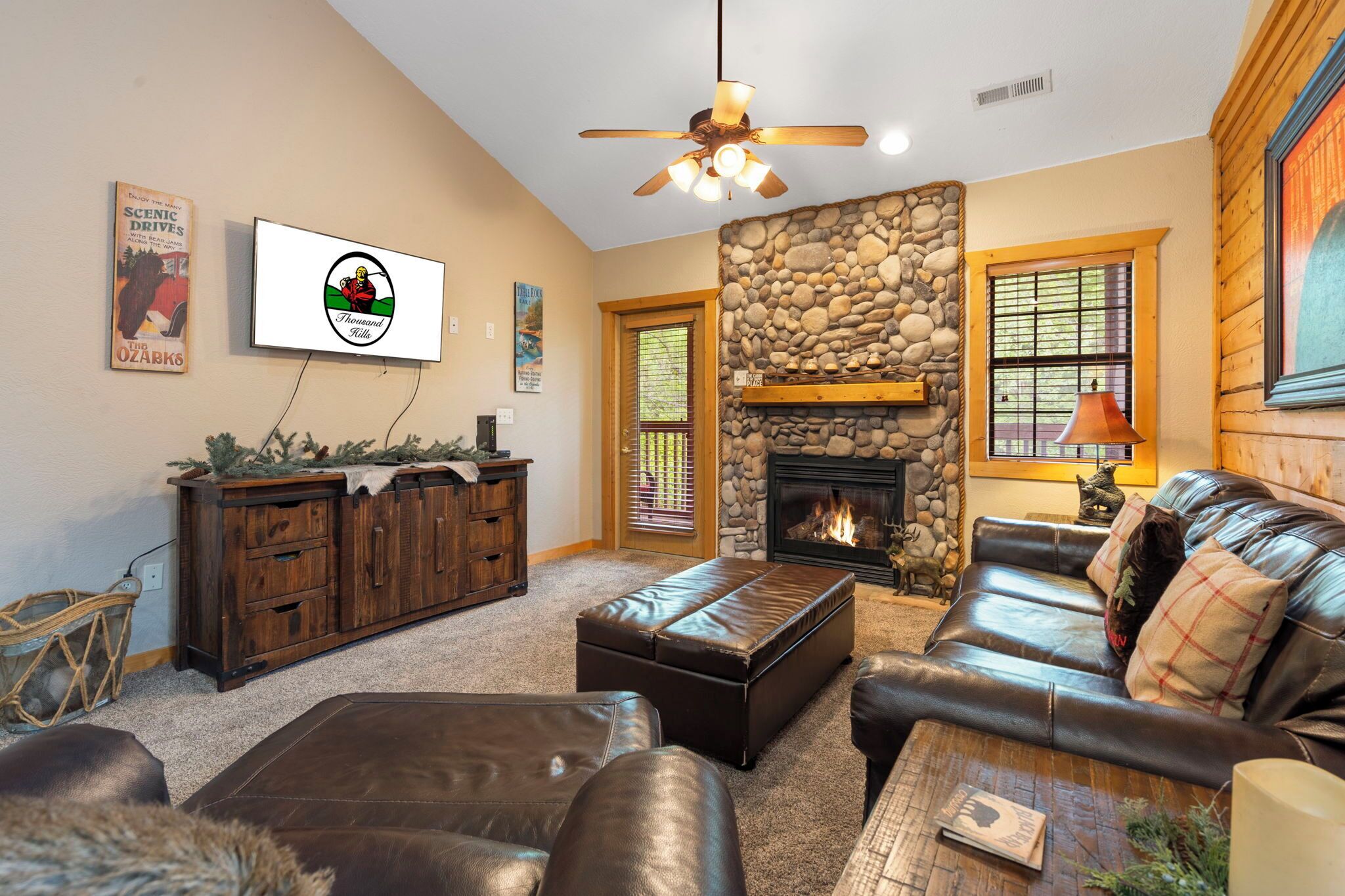 スマートテレビ、暖炉、DVD プレーヤー