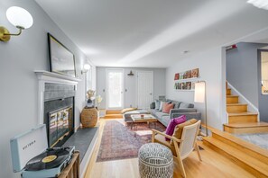 Télévision, cheminée, livres, chaîne hi-fi