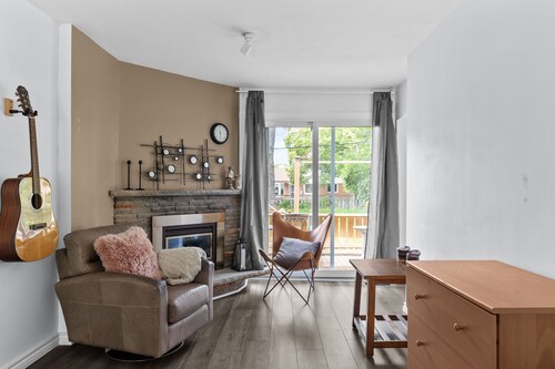 3 BR House - Large Backyard w Patio - Beautiful Neighbourhood with Large Trees 