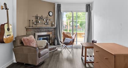 3 BR House - Large Backyard w Patio - Beautiful Neighbourhood with Large Trees