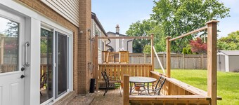 3 BR House - Large Backyard w Patio - Beautiful Neighbourhood with Large Trees