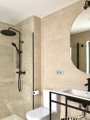 Douche, sèche-cheveux, serviettes fournies, papier toilette