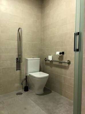 Douche, sèche-cheveux, serviettes fournies