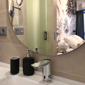 Dusj, hårføner og håndklær