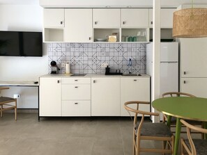Kühlschrank, Mikrowelle, Wasserkocher mit Kaffee-/Teezubehör