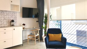 Een moderne woonruimte met een keuken, een eethoek en een balkon met uitzicht.