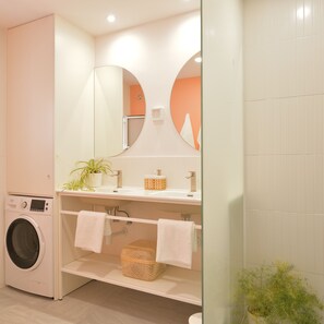 Douche, sèche-cheveux, serviettes fournies