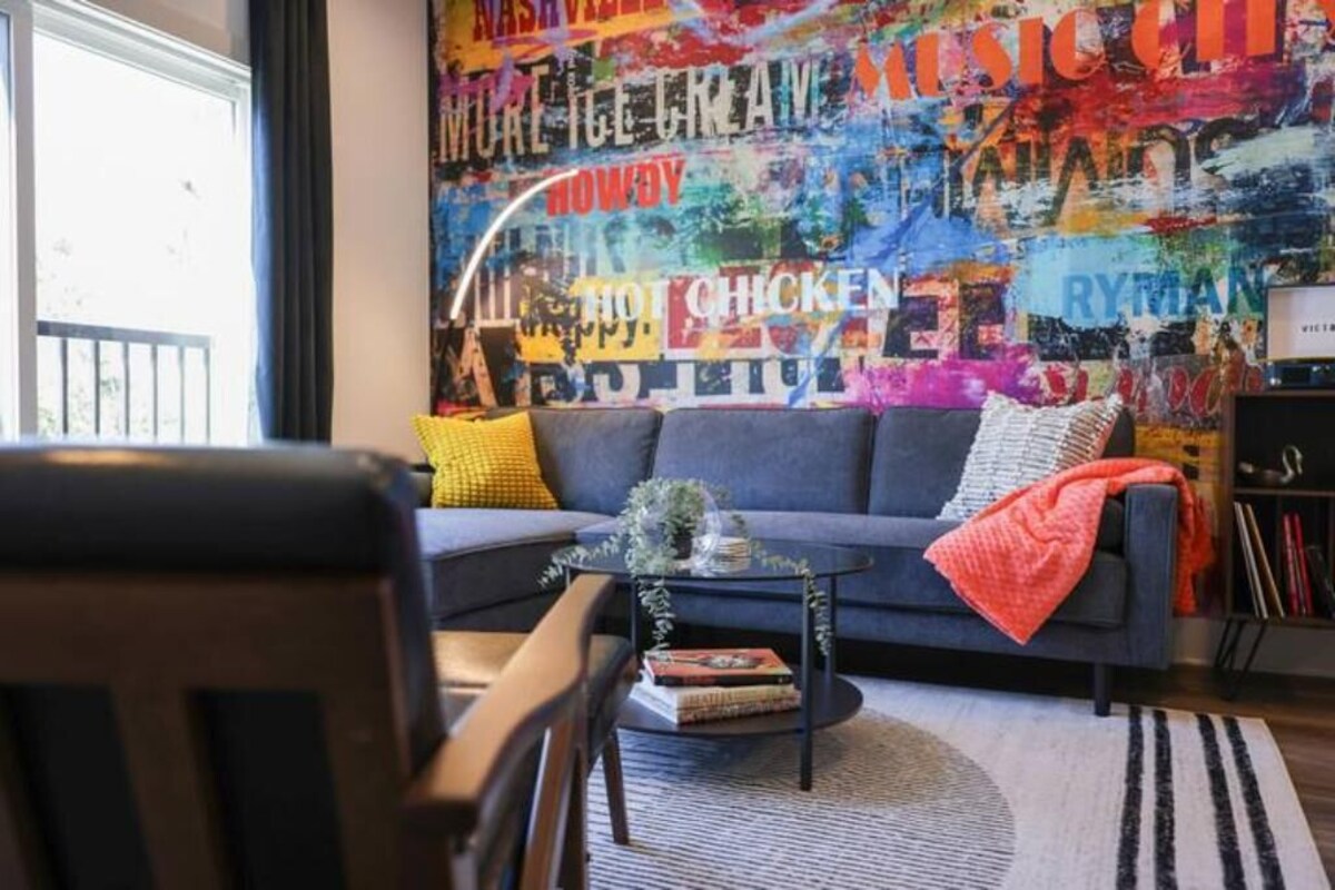 Book Now for Holidays! Quiet & Cozy but Still Fun-Free Parking & Pet Friendly!