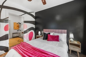 2 Schlafzimmer, Schreibtisch, Bügeleisen/Bügelbrett, Reisekinderbett