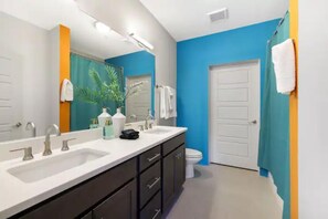 Een haardroger, handdoeken, zeep, shampoo