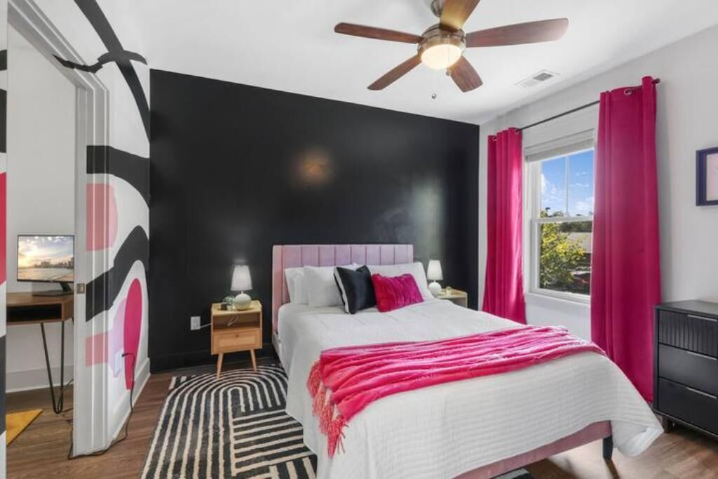 2 soverom, skrivebord, strykejern/-brett og reiseseng for barn