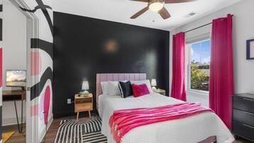 2 soverom, skrivebord, strykejern/-brett og reiseseng for barn