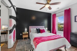 2 bedrooms, desk, iron/ironing board, travel cot - Book Now for Holidays! Quiet & Cozy but Still Fun-Free Parking & Pet Friendly! (Nashville)