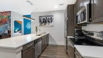 Kühlschrank, Mikrowelle, Ofen, Herdplatte