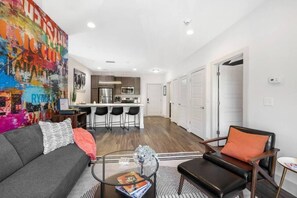 Smart TV, books, music library, computer monitors - Book Now for Holidays! Quiet & Cozy but Still Fun-Free Parking & Pet Friendly! (Nashville)