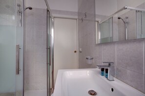 Shower, hair dryer, towels - APARTMENT 1 FLOOR IN CANNAREGIO, NEAR FONDAMENTA NOVE STOP (Cannaregio)