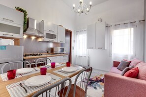 Kühlschrank, Mikrowelle, Ofen, Wasserkocher mit Kaffee-/Teezubehör