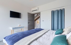 3 bedrooms, in-room safe, iron/ironing board, travel cot