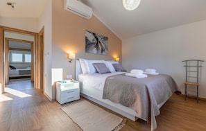 3 عدّة غرف نوم وخزنة داخل الغرفة ومكواة/لوح كي وسرير سفر