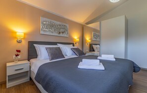 3 dormitorios, caja fuerte, tabla de planchar con plancha