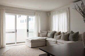 TV - Kayu Casa -Stylish 1-Bedroom Apartment with Beautifully Curated Decor, Bright Open Living, Steps from Mount Maunganui’s Cafes and Shops (Mount Maunganui)