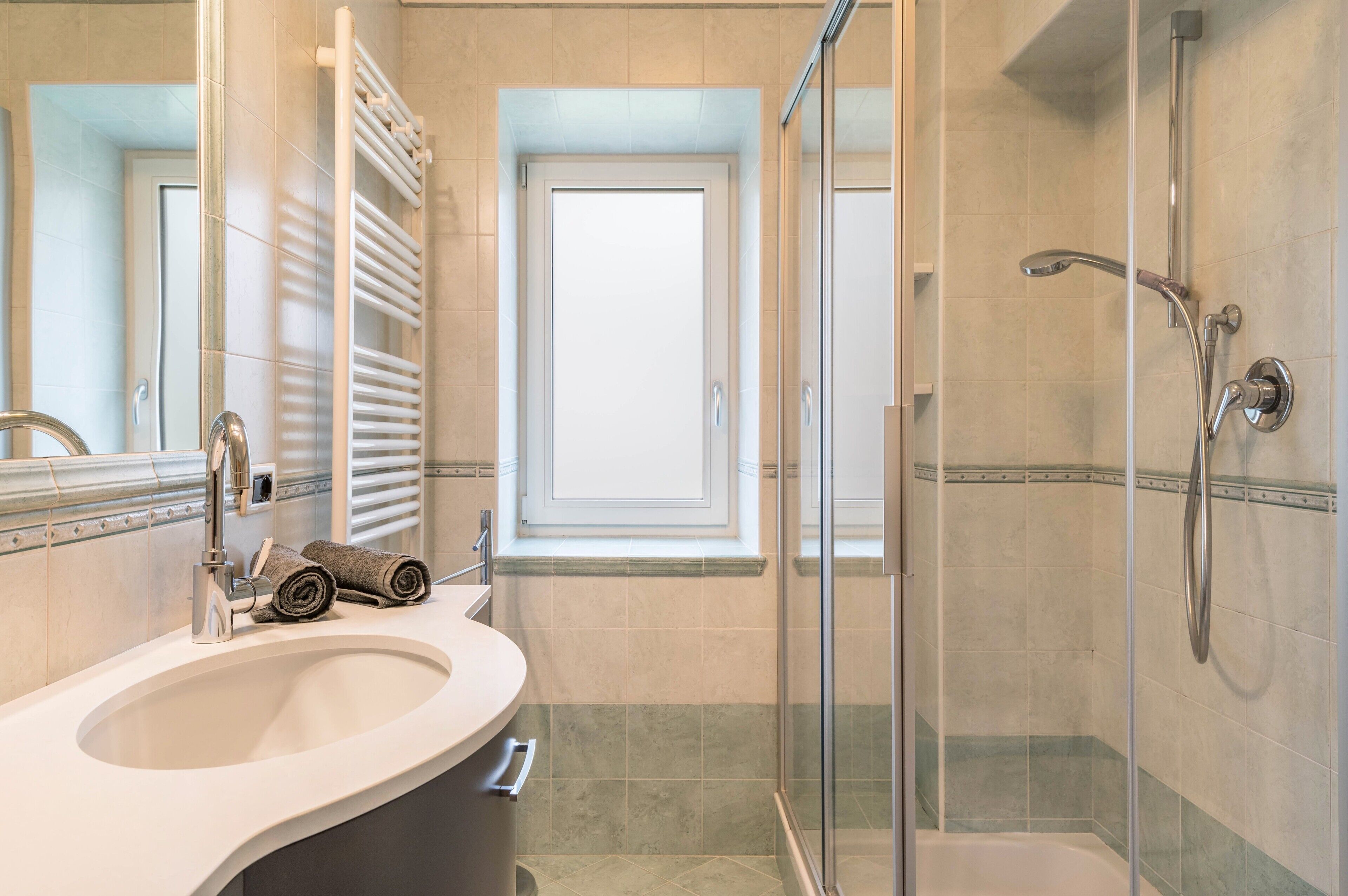 Shower, hair dryer, towels