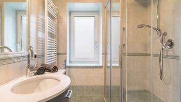 Shower, hair dryer, towels